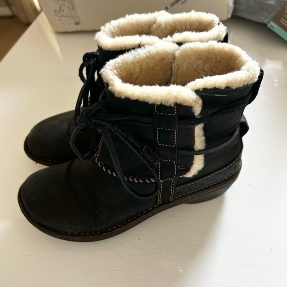 UGG Cove Black Size 8 Suede Shesrling Cream Lining Ankle Winter Boots - Picture 5 of 9